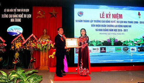 Thứ trưởng Bộ VHTTDL Đặng Thị Bích Liên trao tặng Bằng khen cho Trường Cao đẳng Nghề Du lịch Nha Trang